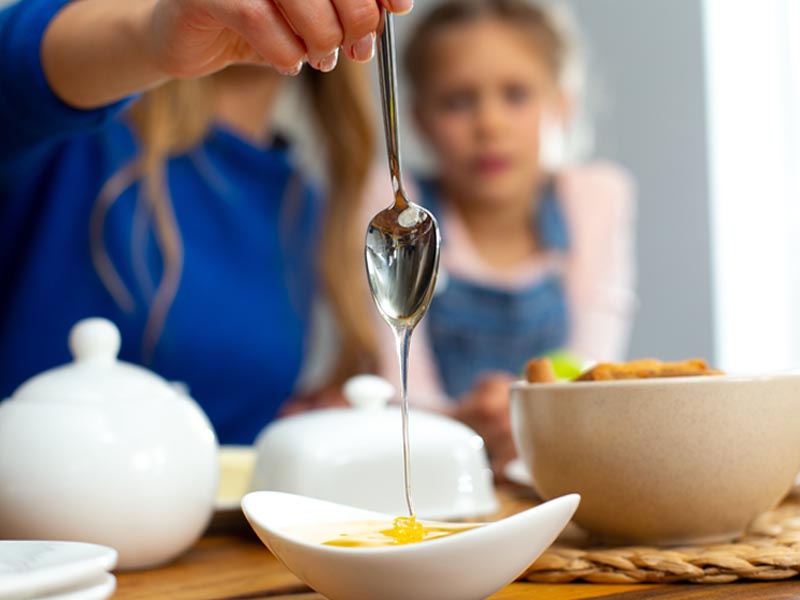 ¿Quién no ha tomado alguna vez un vaso de agua caliente con miel y limón para aliviar un catarro? Expertos en nutrición se centran destacan que ayuda a producir los anticuerpos que después hacen frente a los virus y las bacterias que afectan al organismo humano.#miel#natural