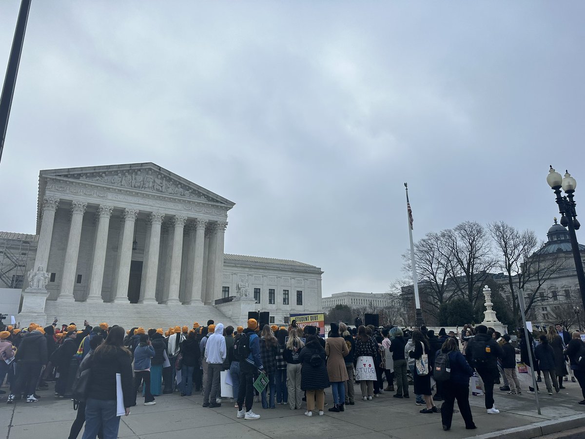 .<a href="/AFTunion/">AFT</a> PRESENTE at the <a href="/SCOTUS/">Scotus</a> fighting for student debt cancellation NOW! #studentdebtCancellationNow