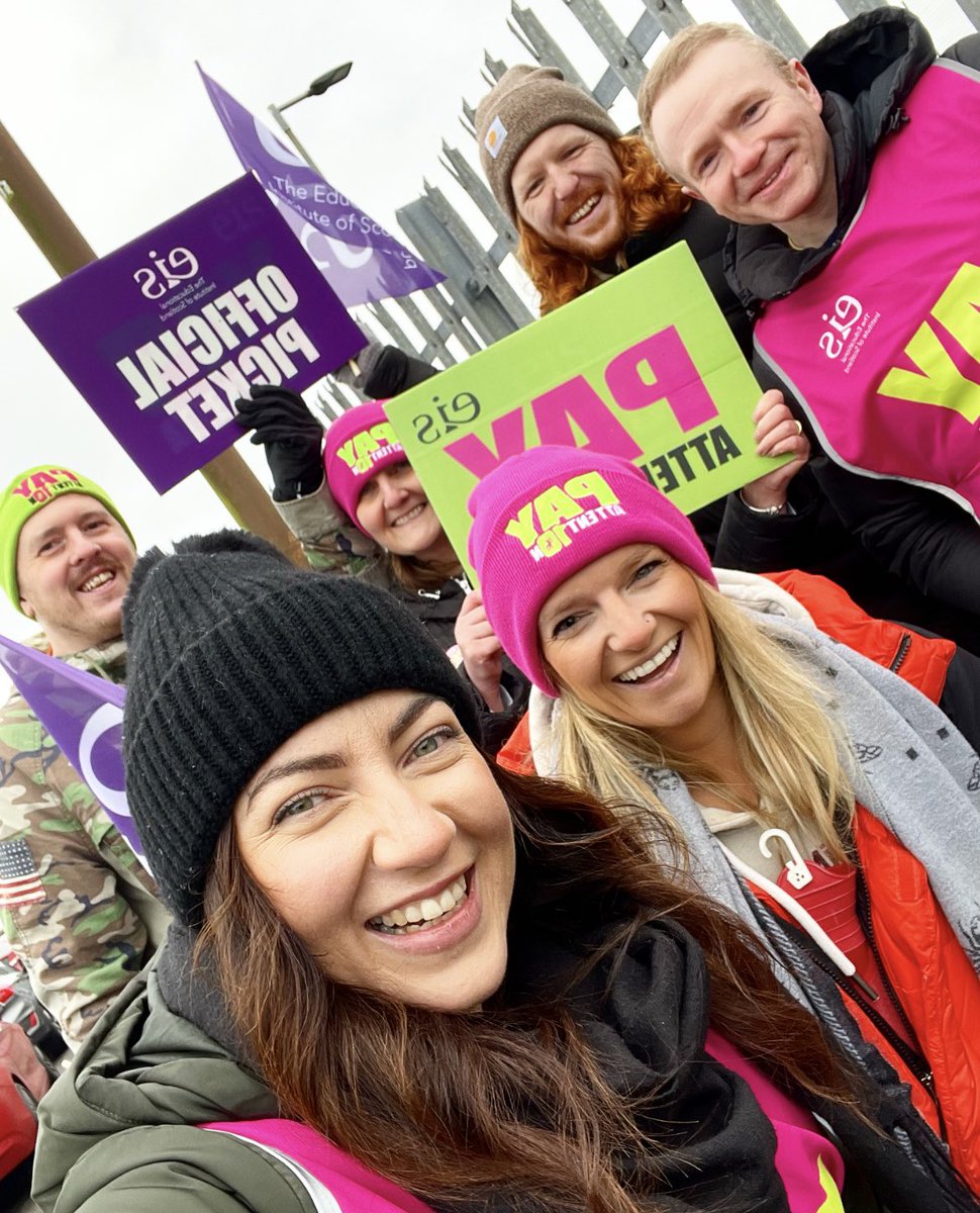 Troops standing strong on the picket line today 💪🏼🪧  <a href="/EISUnion/">EIS</a>