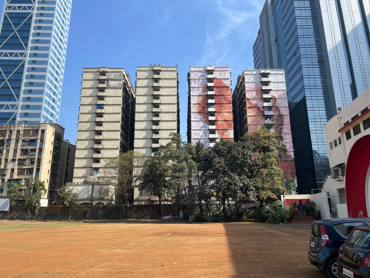 AusCG_Mumbai's tweet photo. In #Dadar, generations of flower sellers have borne witness to the changing urban landscape โ stables & cow sheds replaced by skyscrapers & flyovers. ๐ฆ๐บ artist Fintan Magee portrays this in a 150-feet-high #mural! #StartMUAF #MumbaiUrbanArtFestival #Murals
Work in progress ๐ https://t.co/kz1SgXTzyT
