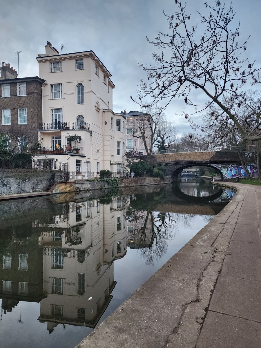 Staying in Camden Town for the first time and loving my morning walks along Regent's Canal. #walkinglondon
#londonphotos