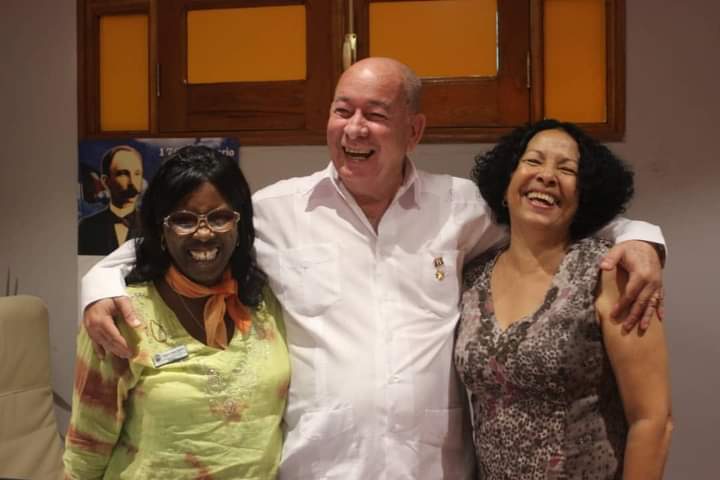 Hoy cumpleaños nuestro querido Lázaro Expósito Canto, el político, el cuadro, el maestro, el héroe, el padre y gran amigo. Qué sea esta sonrisa la que ilumine sus días.
Le queremos y admiramos.