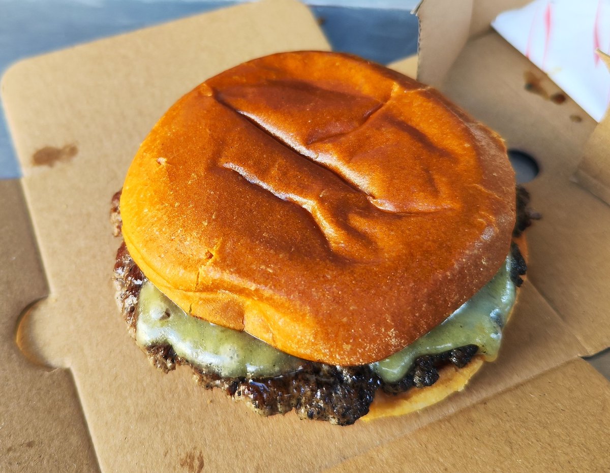 Gourmet steak burger with just cheese🤤 
We will be at the cattle market Sunday for forest v Everton! 
#gourmetburger #steakburger #gourmetfoodvan #gourmetfood #loadedflavez #loadedburgers #loadedfries #nottigham #cattlemarket #matchdays #everton #forest #nottinghamforest #nffc