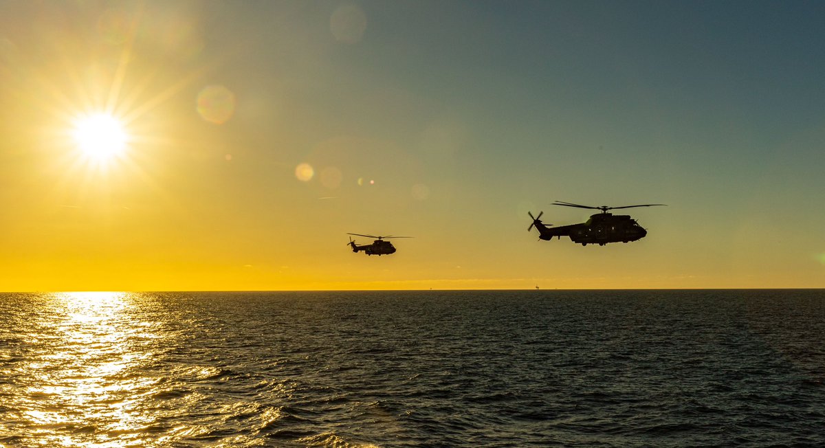 ElzoJansen's tweet photo. Van 300 Squadron (vliegbasis Gilze-Rijen) zijn voor de komende periode Cougar-transporthelikopters aan boord ZrMs Karel Doorman geëmbarkeerd. De Cougar is geschikt voor vervoer van personeel en materieel. 📷 @TheSergeant_P https://t.co/tUEqT3irt3