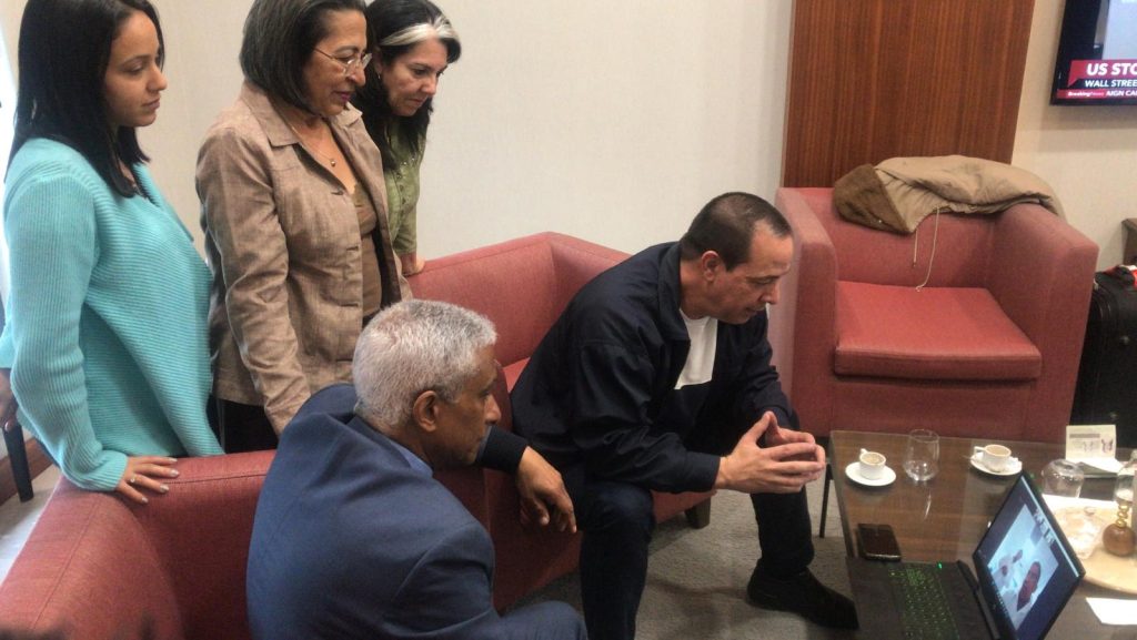 hpsscc's tweet photo. El ministro de Salud Pública @japortalmiranda , transmitió hoy al pueblo de Cuba la decisión de los colaboradores de ese sector que laboran en Turquía de mantener el trabajo como hasta ahora y cumplir.
#MejorEsPosible 
#SanctiSpirítusEnMarcha 
#CubaPorLaVida https://t.co/315oaUGsdS