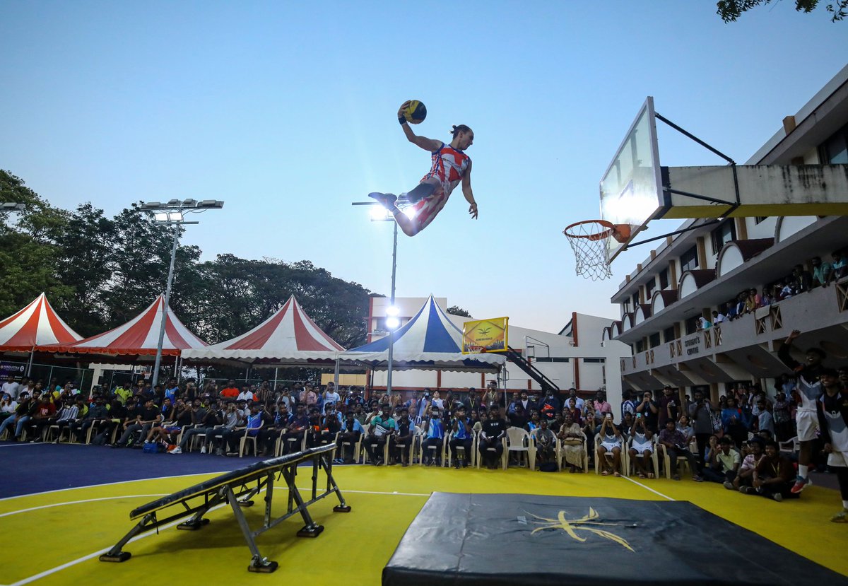 HindustanUni's tweet photo. It's was an enthralling moment for all the students and staff who witnessed the world famous Dunking Devil's performing their crazy aerobic movements at the bay range campus.
#HITS #HindustanUniversity #MyHindustan #DunkingDevils #ProPerformance #BasketBall https://t.co/pevT3qg54X