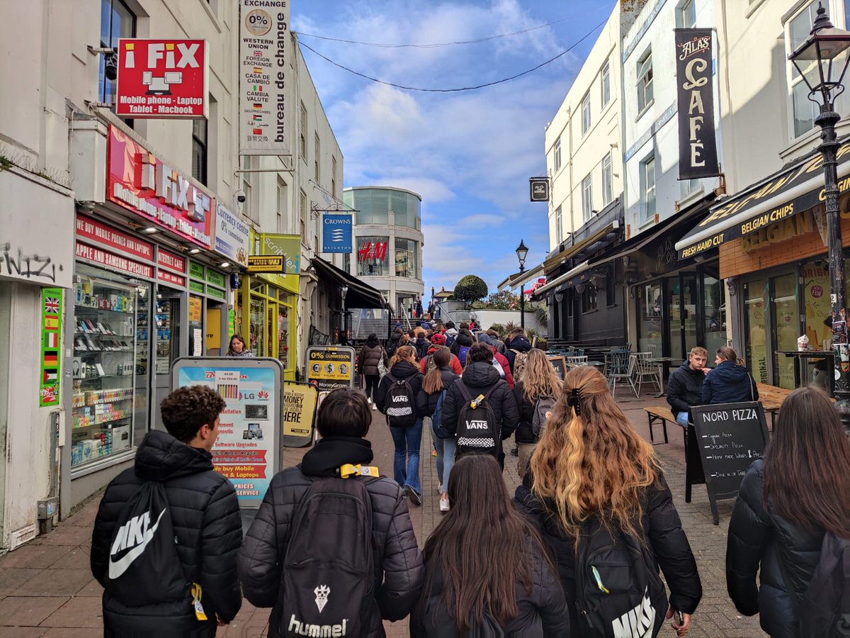 LaSalleInstituc's tweet photo. Today our 3rd of #ILSA_ESO students learnt about the history and secrets of Brighton. It was a great experience! #BetterTogether #WeAreLaSalle #LookBeyond https://t.co/VmCaUKdHOU