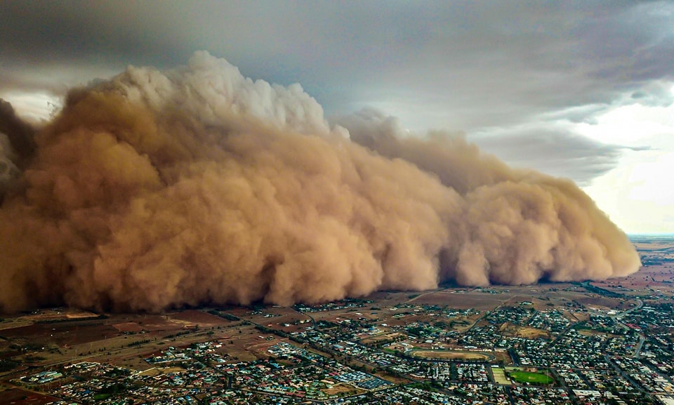 🚨 All flights in England have been cancelled due to a sandstorm which came after Man United opened their trophy cabinet to put the League Cup in it.