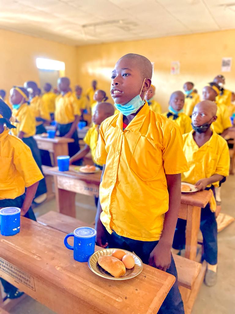 WFP_Cameroon's tweet photo. #Cameroon🇨🇲 

For the #AfricanDayOfSchoolFeeding @WFP🇨🇲 &amp; Cmr Gov’t🇨🇲 collaborate to provide nutritious school meals🥖🥚🥛 in 5 schools from local producers of #Adamawa. #WFP in Cmr🇨🇲 prioritizes #Education👩‍🎓 for #SustainableDevelopment🎯💪

#ChangingLives
#ADSF2023 
#HGSF https://t.co/xlKtN2fsiy