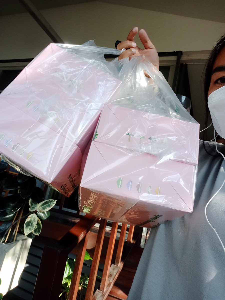 chabaphol's tweet photo. สนใจชิฟฟ่อนมะพร้าวอ่อนใหมค่ะแต่คนขายแก่แล้วนร้ารับหิ้วขนมวนไปจร้า https://t.co/6cebAaO9oI