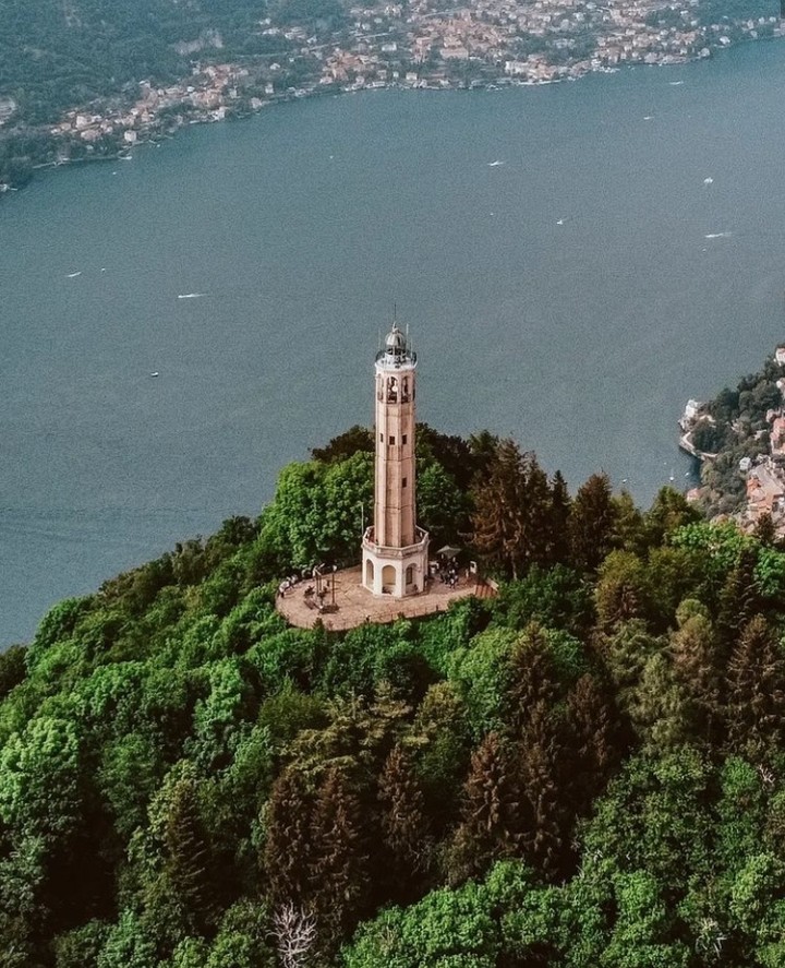 #Funfact: did you know that #LakeComo has its own lighthouse? In Brunate, a small village situated above Como, you can visit the Volta Lighthouse, have a nice walk trought the wood and have a breath-taking view of the lake and the Alps. 📸 @lorenzo_cavagnoli #lakecomocb