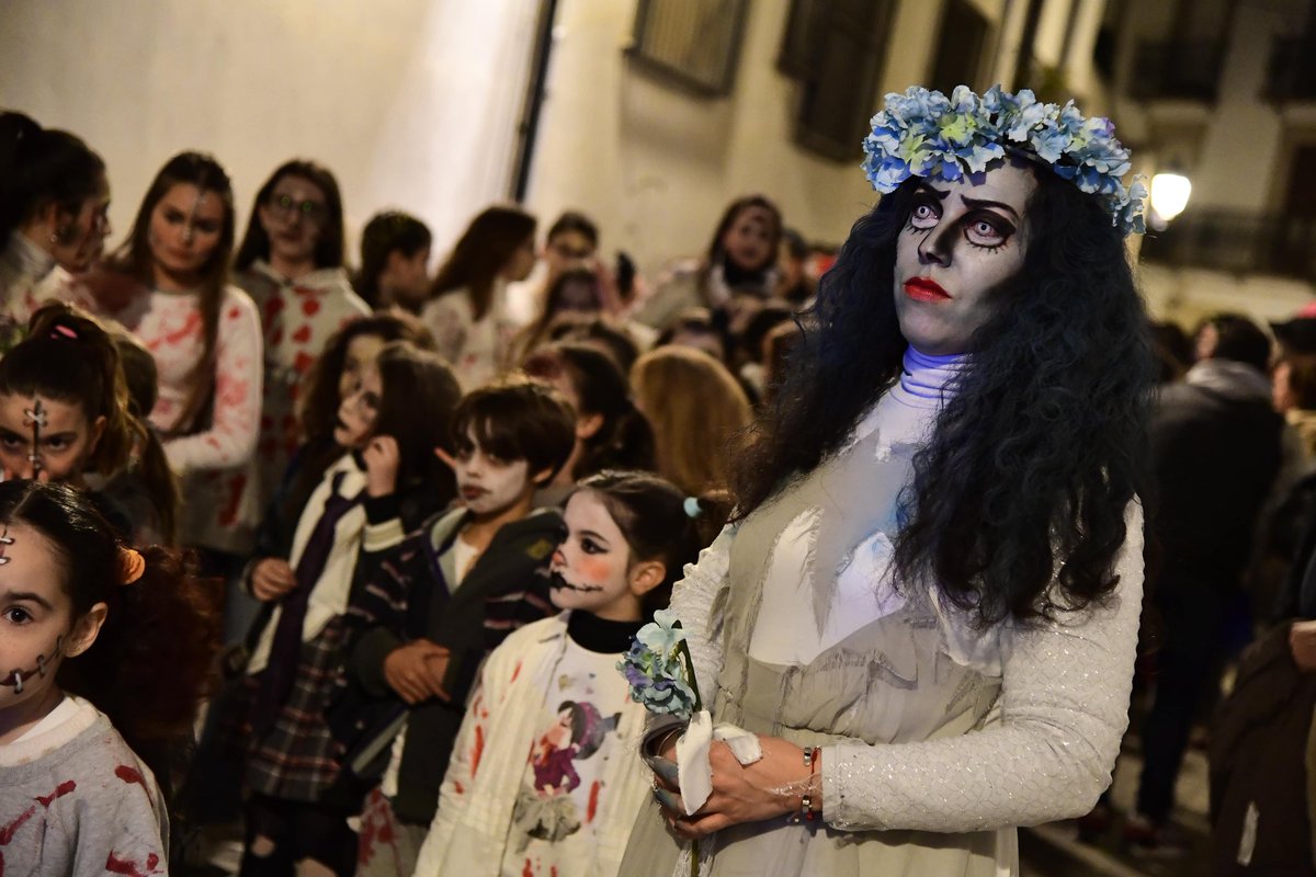 EncuentroNiebla's tweet photo. 📸Os dejamos otra instantánea de la "Monster Walk“ de nuestra primera edición.
#baezaencuentrosenlaniebla
#Baeza #encuentrosenlaniebla #monsterwalk #cine #series https://t.co/VeB9bqhhSS