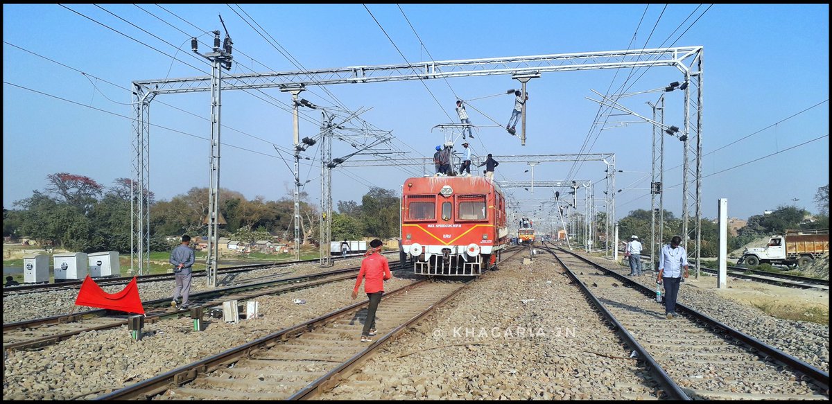 KhagariaJn's tweet photo. #खगड़िया #अलौली नई लाईन को जोड़ने के लिए खगड़िया स्टेशन यार्ड में ट्रैफिक और पावर ब्लॉक लिया जा रहा है।
नई लाईन से सम्बंधित OHE वायर को संतुलित किया जा रहा है।
आज अलौली लाईन को मेन लाईन से आंशिक रूप से जोड़ दिया गया है।
#KhagariaJn https://t.co/KTyshVtiLJ
