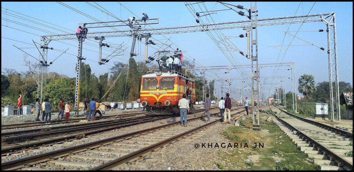 KhagariaJn's tweet photo. #खगड़िया #अलौली नई लाईन को जोड़ने के लिए खगड़िया स्टेशन यार्ड में ट्रैफिक और पावर ब्लॉक लिया जा रहा है।
नई लाईन से सम्बंधित OHE वायर को संतुलित किया जा रहा है।
आज अलौली लाईन को मेन लाईन से आंशिक रूप से जोड़ दिया गया है।
#KhagariaJn https://t.co/KTyshVtiLJ