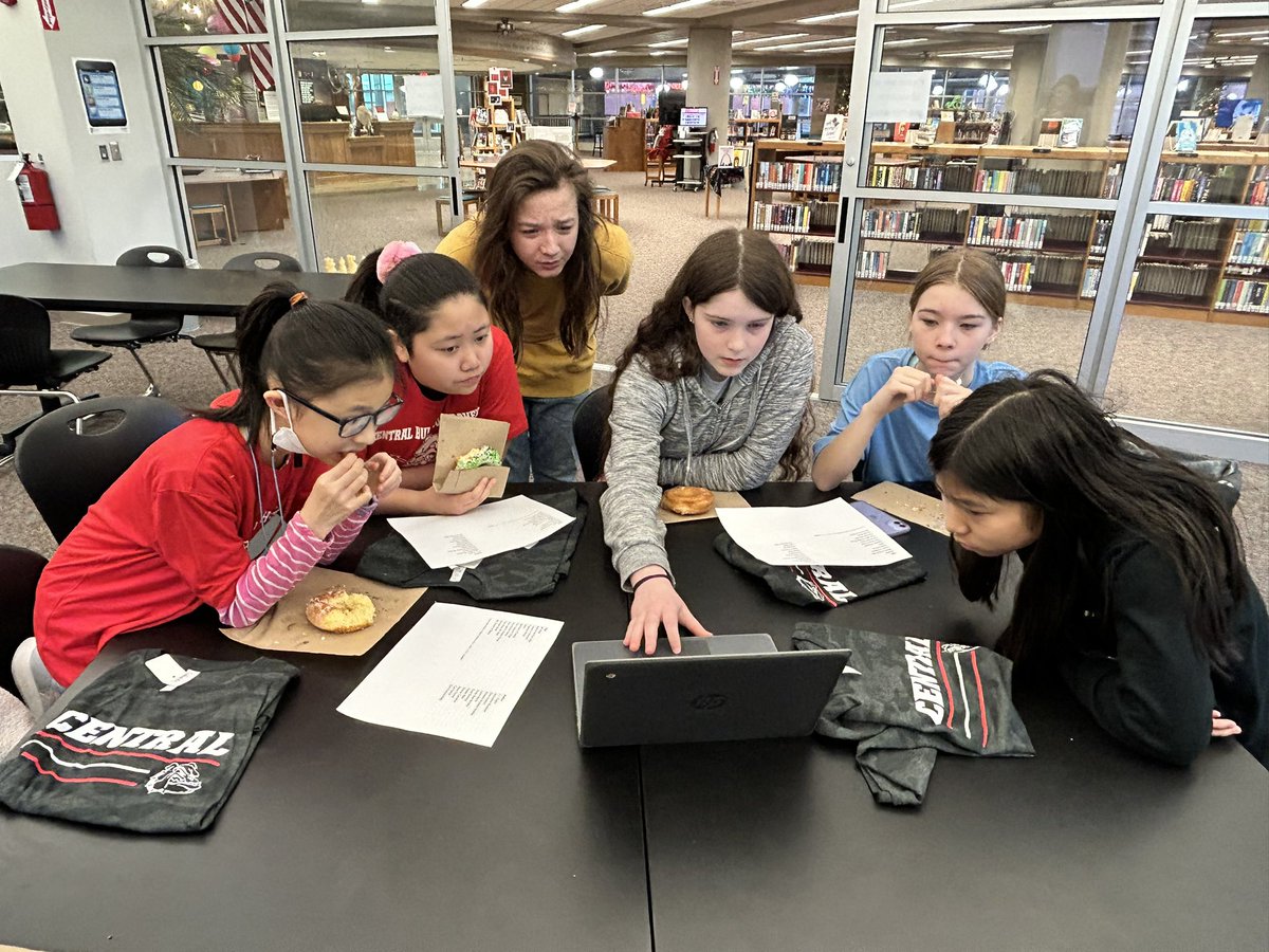 emm_1980's tweet image. Practice round #1 for SPS Battle of the Books @CentralBulldog #spslib #centralscholars #threepeat