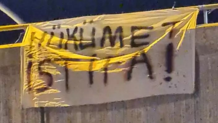 Dip dalga...

Cumhurbaşkanı Erdoğan'ın Ankara'da kullandığı protokol yolu üzerinde bir üst geçide "Hükümet istifa" yazılı pankart asıldı.