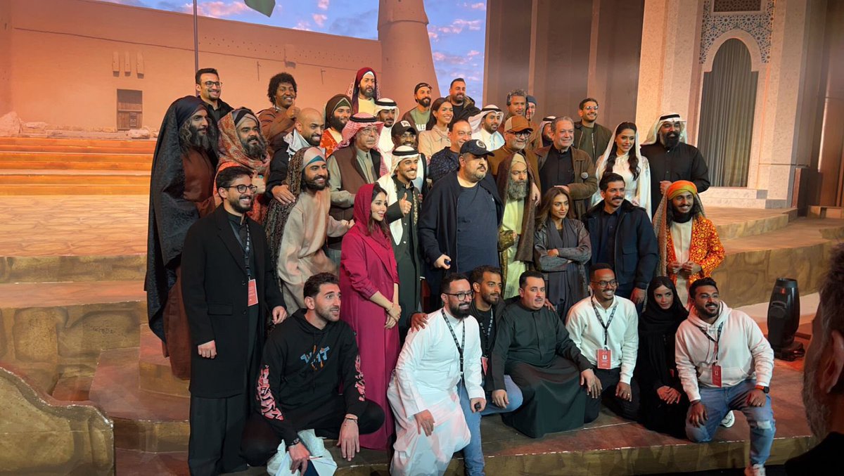elhamali85's tweet photo. وما أجمل التفاصيل حين تشعر إنك بين الأهل والمحبين، من يسعون لتقديم الأفضل لأنهم الأفضل @Benchmark_ksa 
وكلما رأينا خبراً في رحلتنا هذه رأينا المخرج ومن بجانبه يقفون ليترجموا تلك اللوحات صورة لن تغيب عن الأذهان، فشكراً لكم جميعاً @ameralhamoud https://t.co/WHze0x3iKD