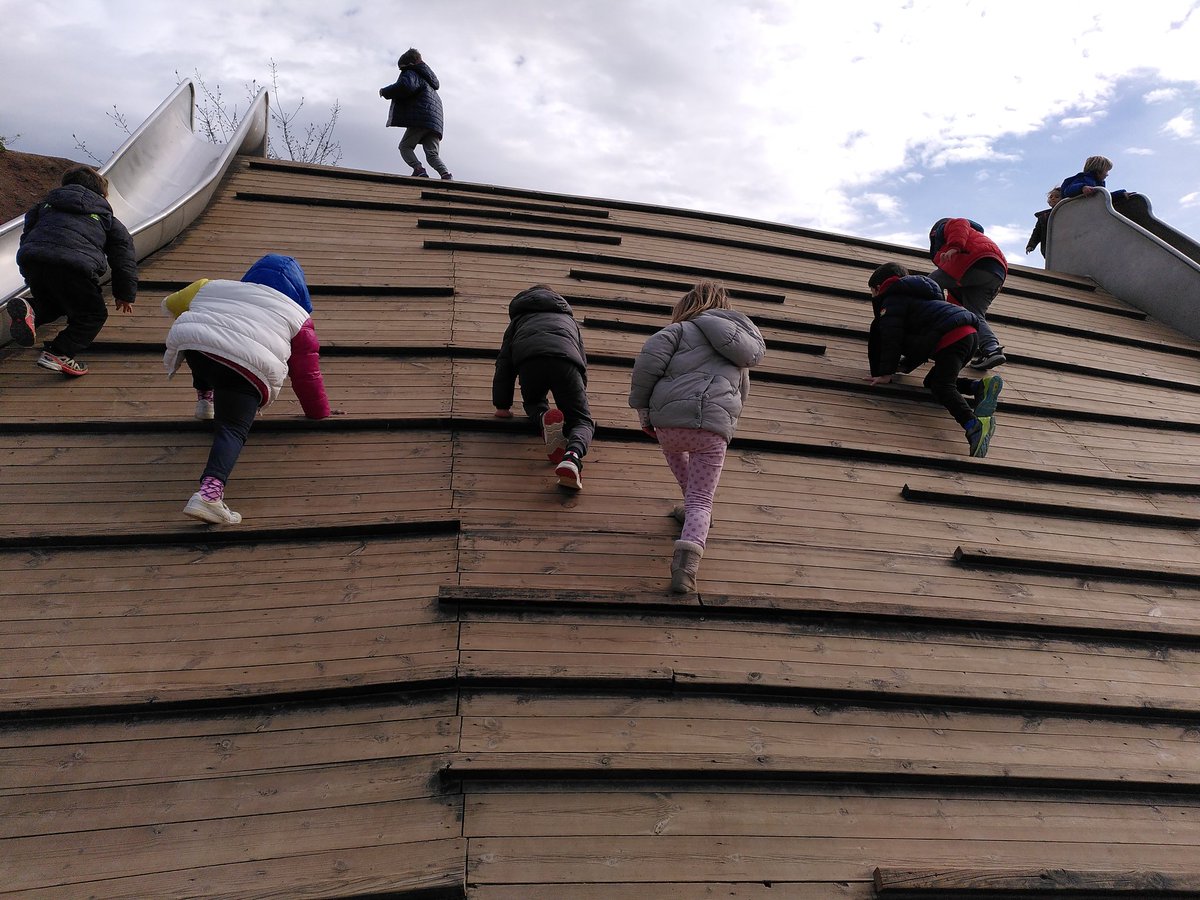 escolacorbella's tweet image. Un estoneta de parc després de dinar. #sortides #entorn