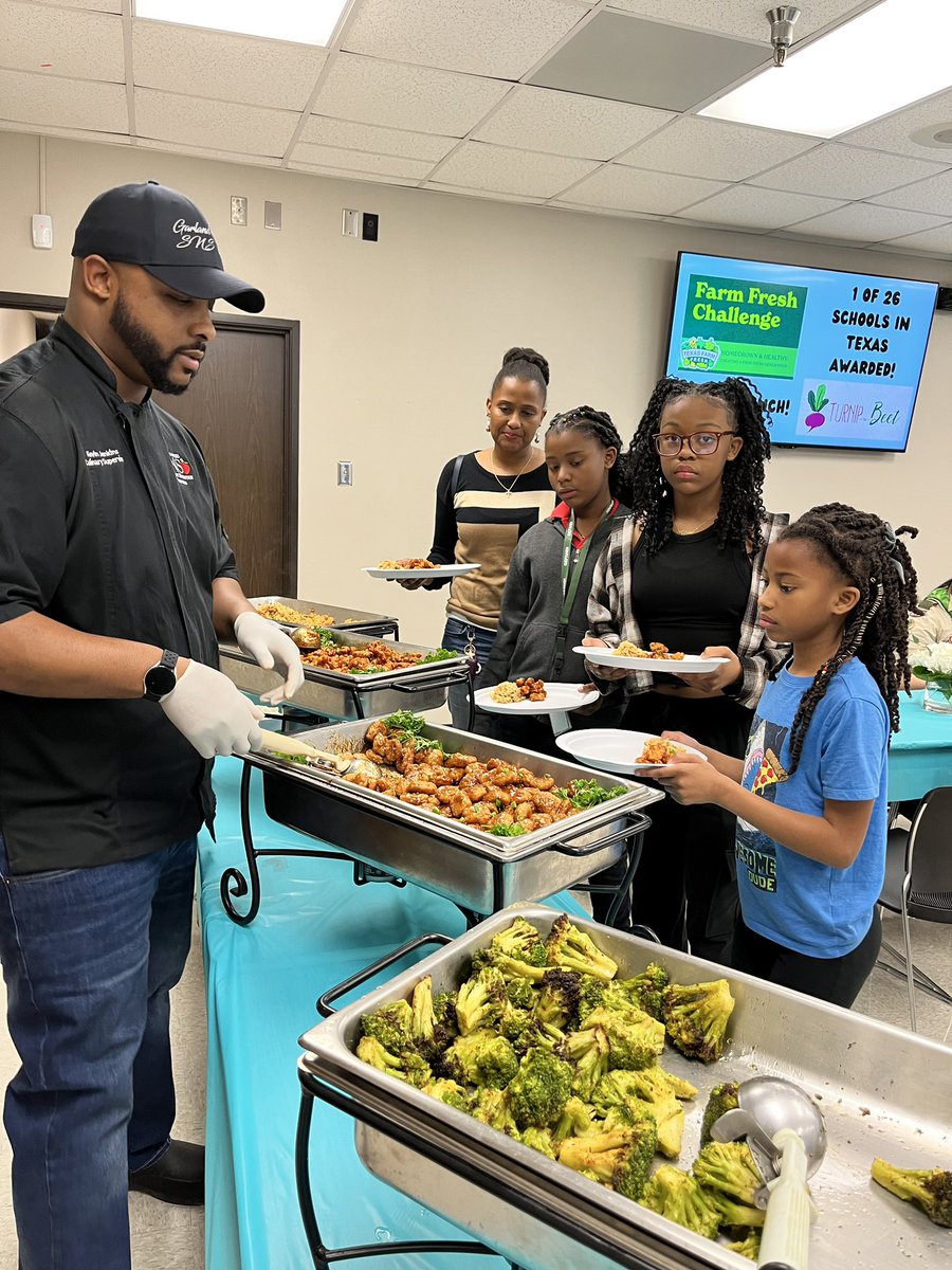gisdnutrition's tweet image. Thank you for another successful Menu Advisory Committee Meeting!  We love talking to our students, parents and community about the great things going on in Student Nutrition!
#engageandtaste #BacktoMAC #studentfeedback #menufocus #chefkevin