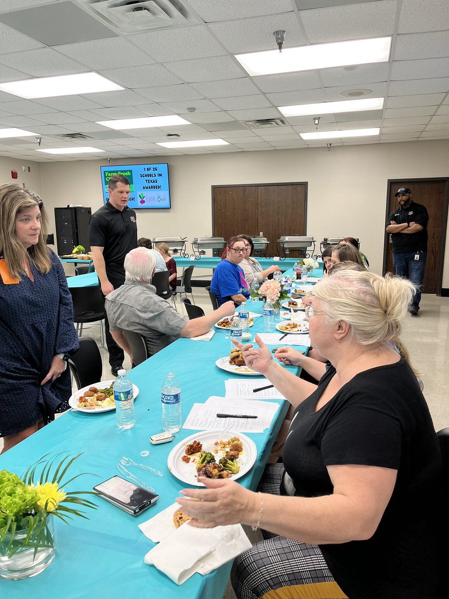 gisdnutrition's tweet image. Thank you for another successful Menu Advisory Committee Meeting!  We love talking to our students, parents and community about the great things going on in Student Nutrition!
#engageandtaste #BacktoMAC #studentfeedback #menufocus #chefkevin