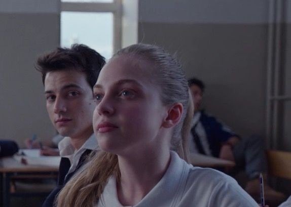 "الصادقون ف الحُب لا يمِلون ، حتي وإن ساد الصمت بينهم ."