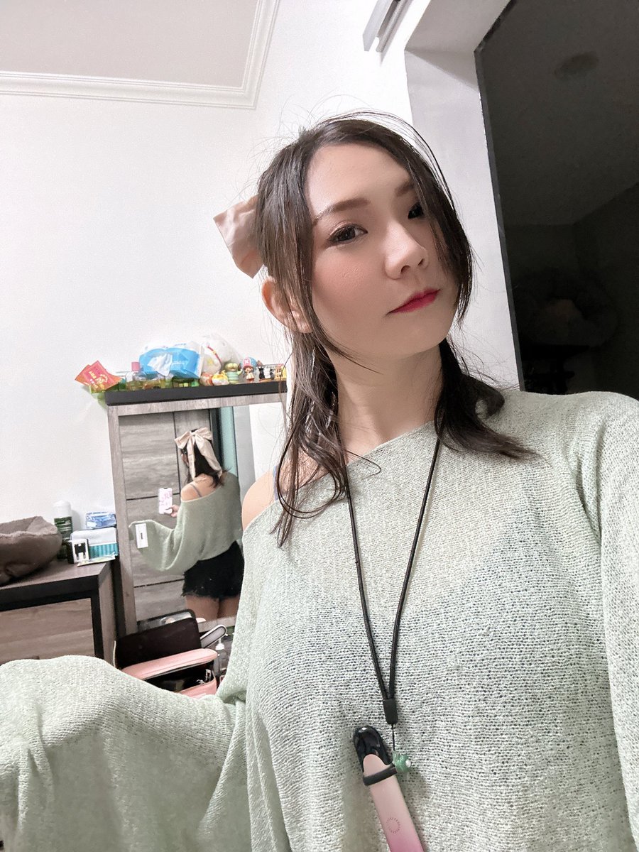 練習化妝～ 跟嘗試綁髮……
30分鐘內完結（依舊隨便
欸如果每個都要認真的弄～
我真的很佩服各位美美的朋友們…… https://t.co/QXefAyvN2C