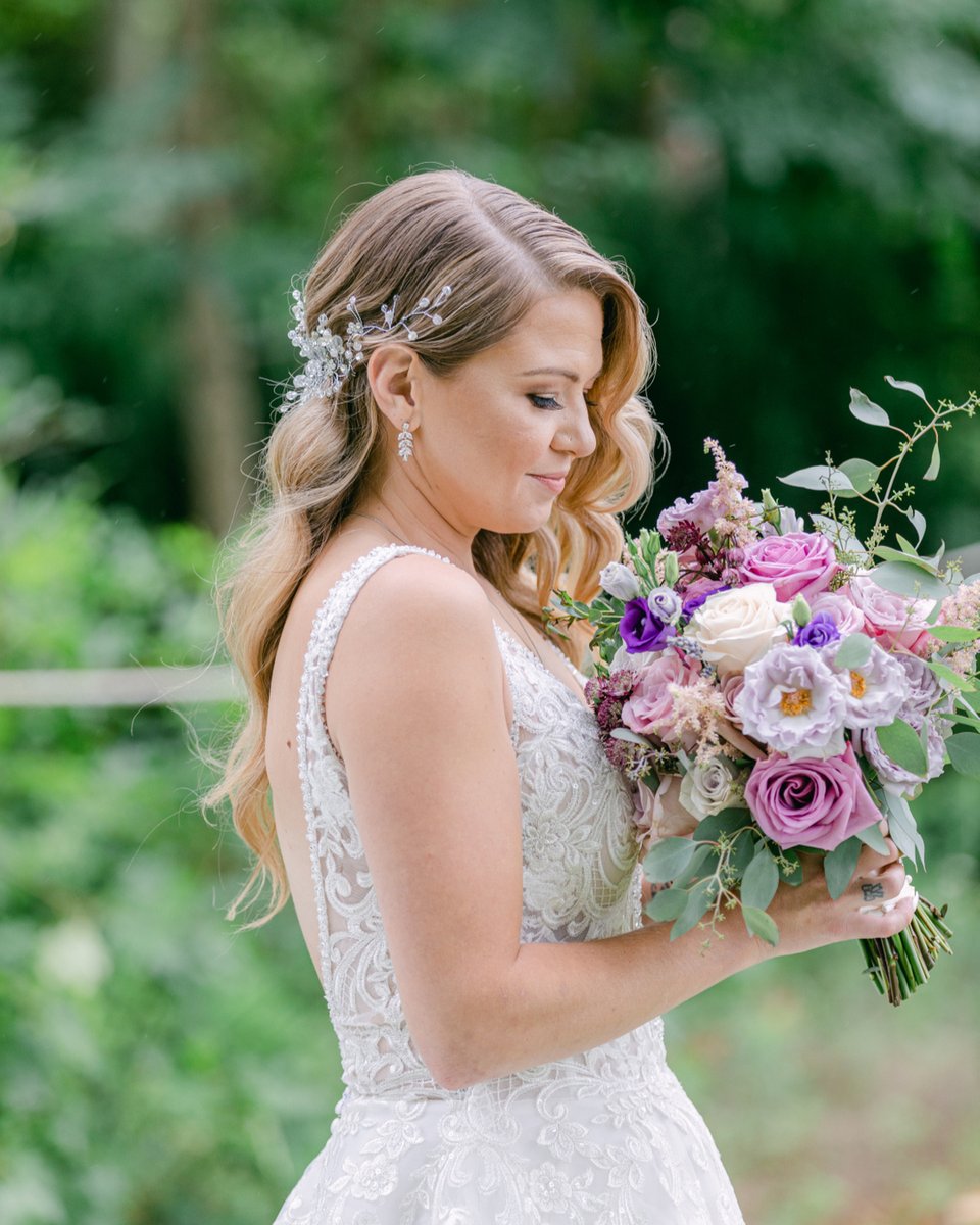 Taking a moment to appreciate this beauty. 

Photo: @katiecranephotography #hamiltonweddingflorist #hamiltonweddingflowers #niagaraweddingflowers #niagaraweddingflorist #weddingbouquet #weddingbouquets #weddingbouquetideas #purpleweddingbouquet #purpleweddingbouquets #purpleweddi