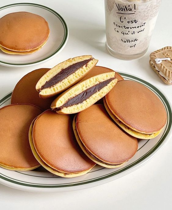 daily_dolce's tweet photo. Dorayaki, fluffy pancakes with red bean paste https://t.co/pLH9TcyGeh