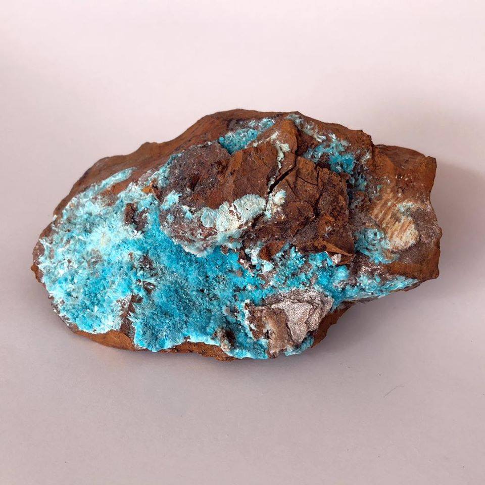 utahgeological's tweet image. Aurichalcite showcases brilliant blue hues comprised of tiny acicular or needle-like crystals. Often found in oxidized zones of copper-zinc ore deposits, this specimen is from Copper Mountain, Pilot Range, Box Elder County, Utah. #utahgeology #aurichalcite