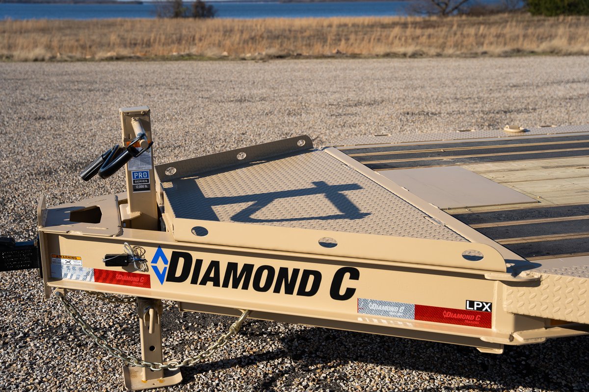 DCtrailers's tweet photo. The HD V Tongue lid 😎 Make the most of your deck space with this diamond-plated storage option, standard on the LPX Extreme Duty Equipment Trailer. 🤌 #Equipment #EquipmentTrailer #DiamondC #EngineeredBeam https://t.co/EPkqIUQmdg