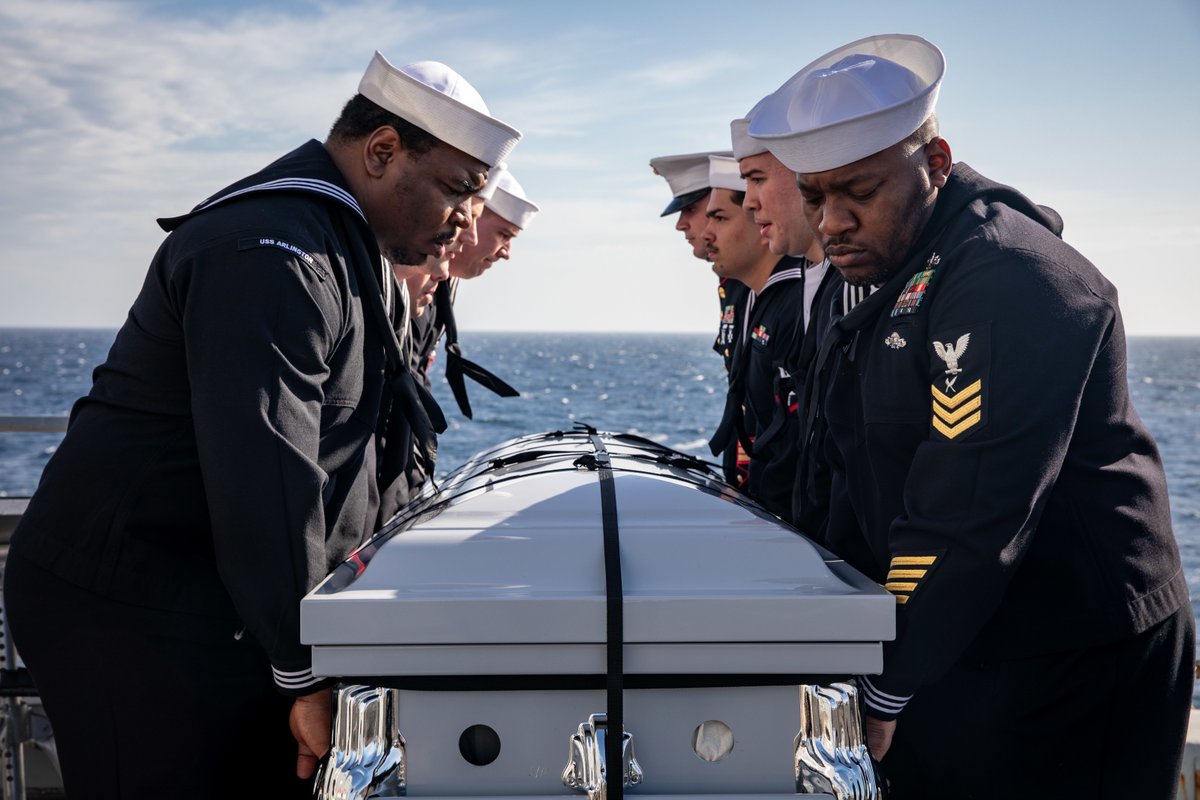 Fair winds and following seas. 🇺🇸 

Sailors and #Marines aboard #USSArlington (LPD 24) conduct a burial at sea. 

The tradition of burial at sea has been in practice for as long as people have gone to sea.
