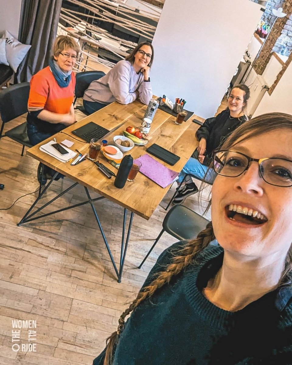 Kleine, feine #thewomenallride Brainstorming und Planungssession mit Jule @radelmaedchen, Johanna Jahnke, Steffi Fritzen und Eva @takeshi_news letztes WE in Berlin. Die Notizbücher sind voll mit Ideen für ein TWAR Event in 2023 🚲🌳🏕️
Wir sind gespannt und freuen uns drauf! ♥️😉