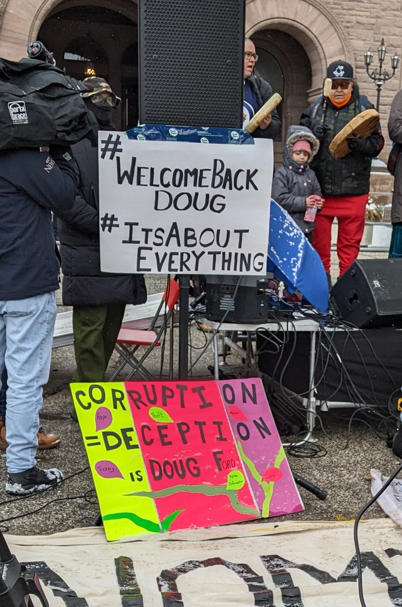 torontohealthsv's tweet photo. Hundreds gathered at Queen's Park for the #WelcomeBackDoug party sending a strong message to @fordnation that we are united against his government's corruption and deception.
#ItsAboutEverything #HandsOffTheGreenbelt https://t.co/JW2xozf2OK