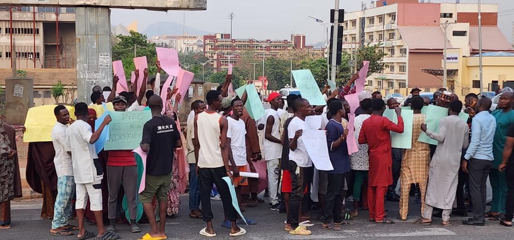 yunusxonline's tweet photo. The youth also asked @INECNigeria to continue to do their job without fear.
#INECBeFirm
#DoNotCompromise
… https://t.co/dahDOpAhwc
