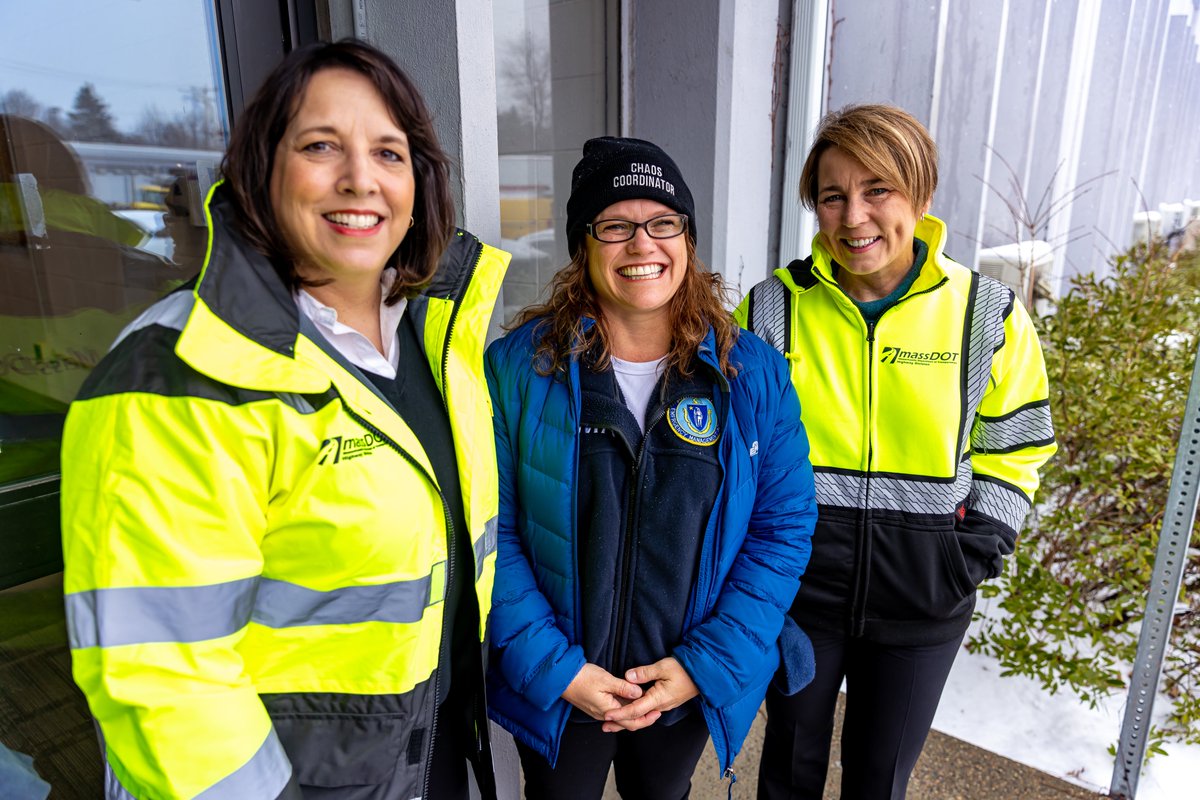 MassEMA's tweet image. MEMA Acting Director Brantley joined @MassGovernor  @MassLtGov  &amp;amp; @MassDOT today to meet with Highway Division crew members who work to keep roads safe during #MAsnow events. Thank you, snow &amp;amp; ice operations teams!
