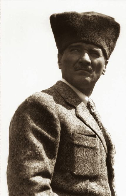 4- Saygıdeğer milletime şunu öğütlerim ki, içinde yetişerek başının üstüne kadar çıkaracağı adamların kanındaki, vicdanındaki öz cevheri, çok iyi incelemek dikkatinden, bir an vazgeçmesin! 

Atatürk - 1927