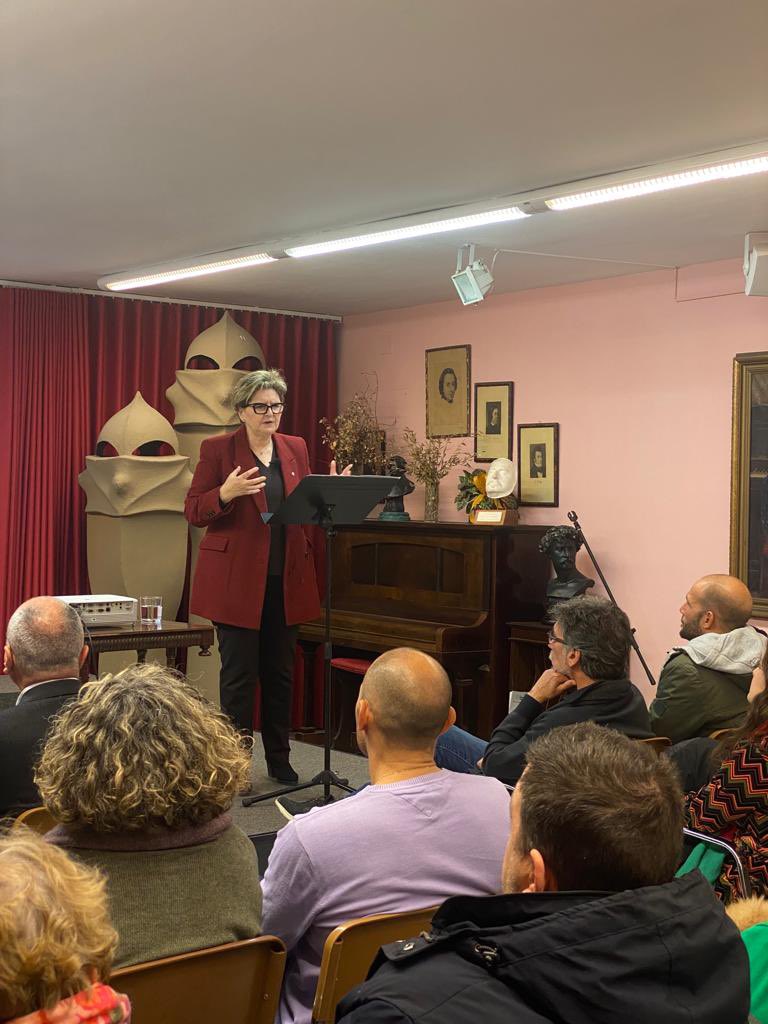 JuntsxCAT_Reus's tweet photo. ✅De nou l’alcaldable de #JuntsReus Teresa Pallarès ha deixat petita una sala. 
🗣El Centre d’Amics de Reus ple a vessar a la seva conferència sobre les olors de Reus.
🙏🏽Moltes gràcies per l’assistència!
#ReusPrimer #Pallarès23 https://t.co/kxFE3X2bkd