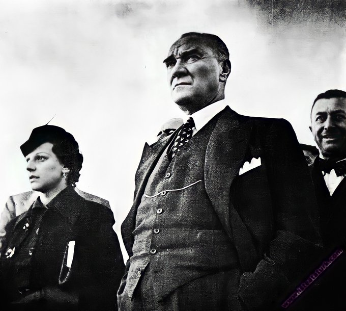 8- Bütün insanlığın varlığını kendi şahıslarında gören adamlar bedbahttırlar. Besbelli ki o adam fert sıfatıyla mahvolacaktır... Mensup olduğu millet ve memleketi ancak şahsiyeti ile kaim gören adamlar, milletlerinin saadetine hizmet etmiş sayılmaz.

Atatürk - 1937