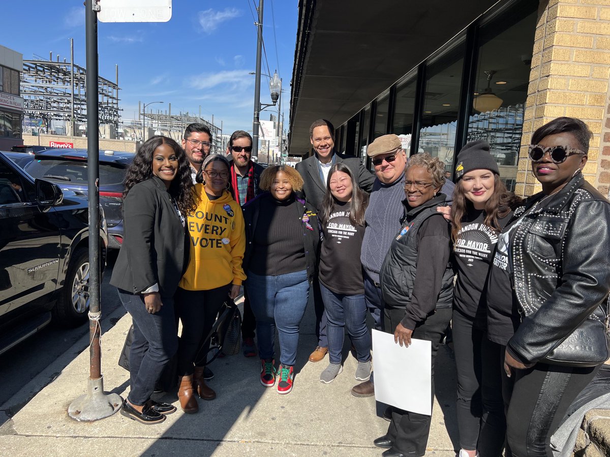 It’s primary day in Chicago!   Love the ⁦@Brandon4Chicago⁩ shirts sported by our ⁦@CTULocal1⁩ officers.  We are ready for a better Chicago, for all.  #AFTvotes. ⁦@rweingarten⁩ ⁦@AFTunion⁩