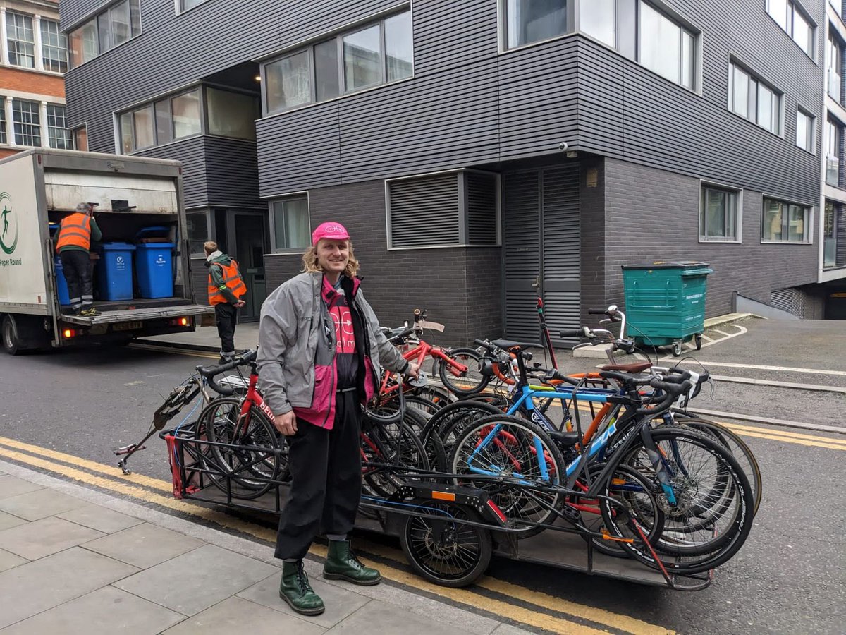 pedalmeapp's tweet photo. Oscar with a neatly-loaded trailer of donated bikes en route to @The_BikeProject where they’ll find new homes. Lovely jubbly https://t.co/mmHrr9GQ04