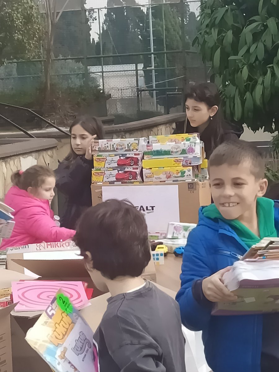 Kızım deprem bölgesindeki arkadaşlarına yardım için iş başında teşekkürler <a href="/isfaltas/">İSFALT</a>