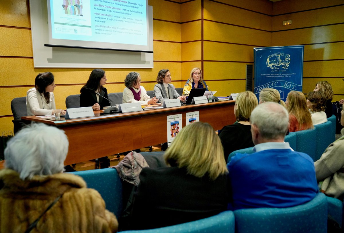 👩‍🎨👩‍💻🎤La escritora <a href="/EspidoFreire/">Espido Freire</a>, la soprano #Olatzsaitua, la pintora @ElenaCiordia <a href="/upvehu/">UPV/EHU</a>  y la empresaria del Grupo Iruña #AmaiaAseguinolaza,han profundizado  sobre el papel de la mujer tanto en el mundo cultural como empresarial a través de su experiencia personal <a href="/real_pais/">Real Sociedad Bascongada de los Amigos del País</a>