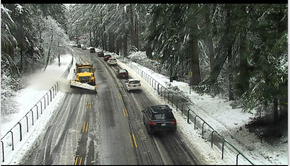 ⛔ REMINDER #LionsGateBridge - Northbound direction remains CLOSED at Denman Street. Assessment and plowing in progress.
Expect major delays due to congestion, use alternate route. 1 southbound lane remains open. Expect heavy congestion.
#Vancouver #NorthVan #WestVancouver