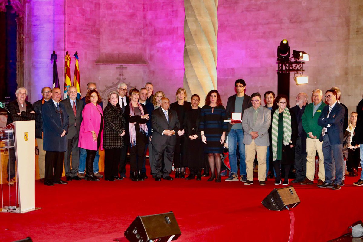 Conselleria de Famílies i Afers Socials (@goib_social) on Twitter photo Avui també es fa una menció especial als treballadors públics que han fet possible el desenvolupament de les competències i la posada en funcionament dels serveis públics. Entre ells serveis socials, esports i cooperació que avui estan representats per treballadors d’<a href="/GOIB_Social/">Conselleria de Famílies, Benestar i Dependència</a> Avui també es fa una menció especial als treballadors públics que han fet possible el desenvolupament de les competències i la posada en funcionament dels serveis públics. Entre ells serveis socials, esports i cooperació que avui estan representats per treballadors d’<a href="/GOIB_Social/">Conselleria de Famílies, Benestar i Dependència</a>