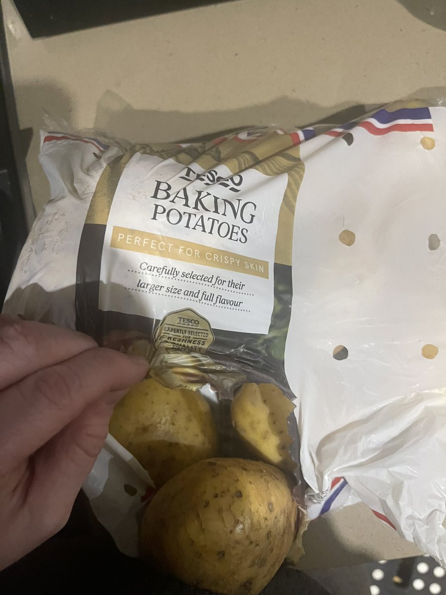 JACKQPRHH93's tweet photo. @Tesco Purchased a bag of Baking potatoes from your Brookland store Sunday 26th February, opened to use this evening to discover this -They rotten! I want some compensation for these as they’re clearly not up to standard https://t.co/WZnn7fQoNS