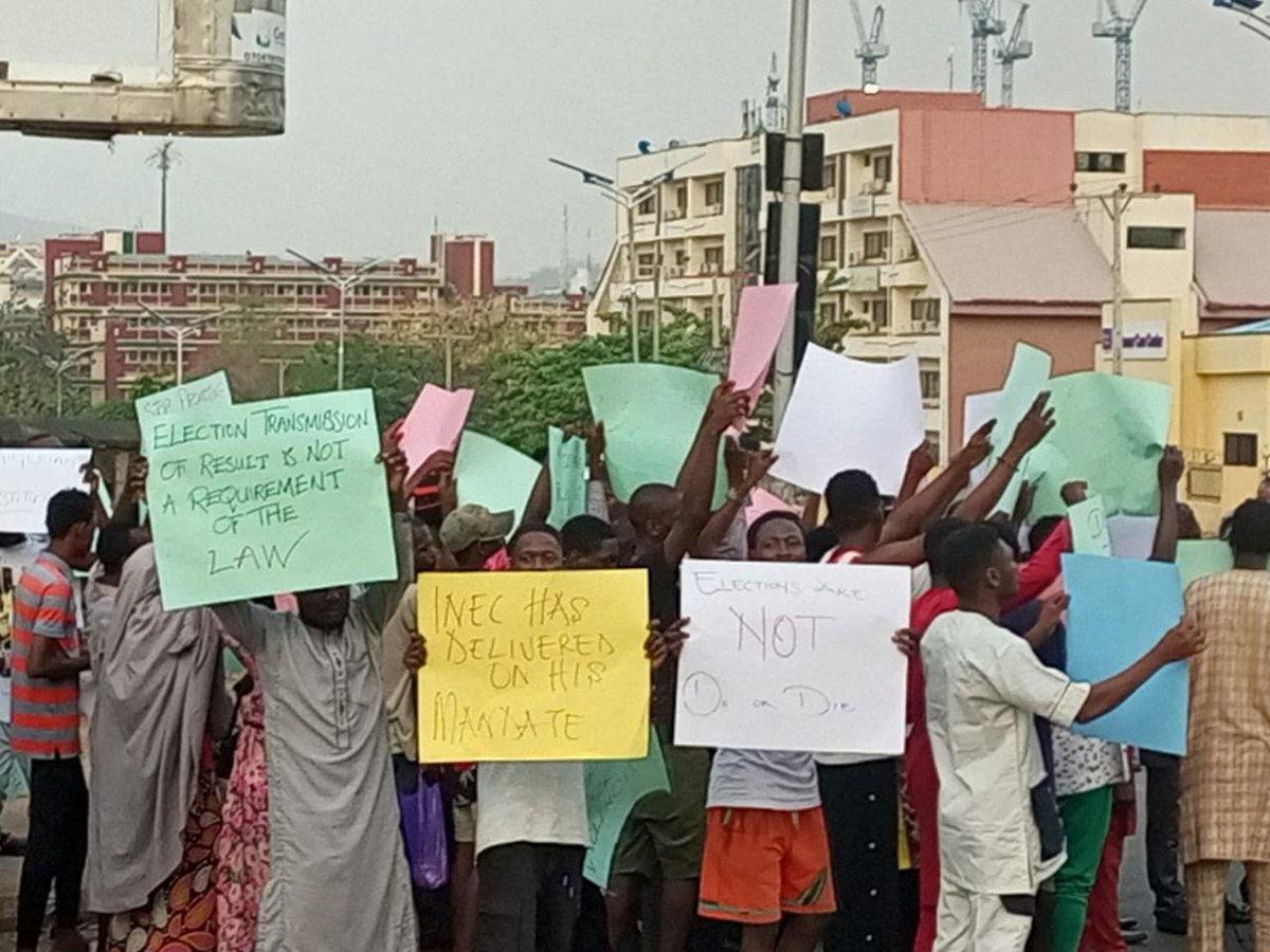 Mayor_ofph's tweet photo. Nigerians storm the National Collation Centre, urge INEC not to compromise, say they are impressed with the process. #electionresults2023 #INECBeFirm #DoNotCompromise https://t.co/SPgPf2O9Vr
