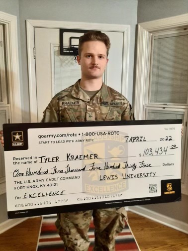February's Cadet of the Month is Tyler Kraemer from Lewis University! He is an MS2 majoring in unmanned aircraft systems.

@armyrotc @3rdrotcbrigade
#leaderswanted #armyrotc #3rdbdearmyrotc #rollingthunderbattalion #wheatoncollege #olivetnazareneuniversity
#lewisuniversity