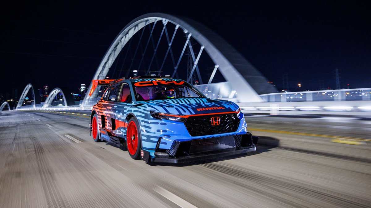 This obviously isn't your everyday Honda CR-V Hybrid — this HPD-developed racer packs a mid-mounted V6 hybrid setup with 800 horsepower. #Honda #HondaCRV #hondacrvhybrid #hondacrvindycar #Hybrid #hybridracecar #indycar #News #racecar tflcar.com/2023/02/honda-…