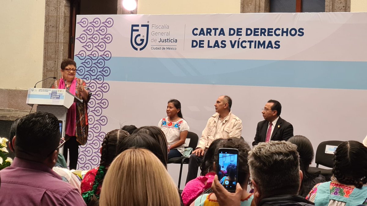 AztecaNoticias's tweet photo. La @FiscaliaCDMX presentó la Carta de Derechos de las #Víctimas.
Fue #traducida a nueve lenguas #indígenas para que toda persona que ha sufrido un hecho delictivo sepa a qué están obligadas las #autoridades ministeriales encargadas de atenderlas y realizar las investigaciones. https://t.co/7QVS0wJRHV