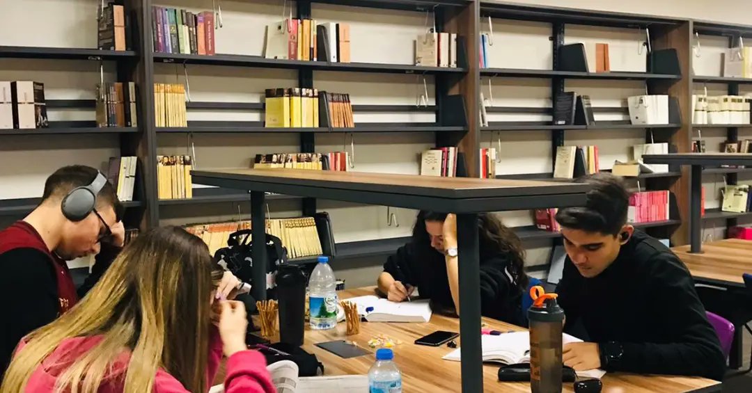 UOGaziemir's tweet image. #uğurdagecemodu başladı, Baykuşlar işbaşında.💜👏🧿

#UğurluOlmak
#GaziemirUğurKampüs